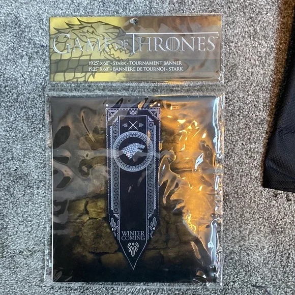 Game of Thrones Blanket & Box Contains-Apron, Banner, Banner Pin, Vinyl Bust NEW - Picture 2 of 13